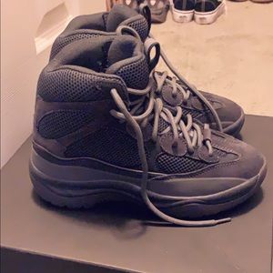 Yeezy Season 6 Desert Rat-Graphite color